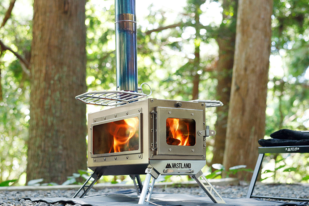 炎の癒やしと直火調理を満喫！「ステンレス薪ストーブ」が冬キャンプで
