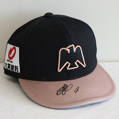 今週の出品は、柳田悠岐選手の「ダブルアニバーサリーヘルメット」が