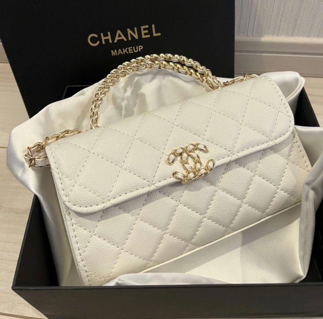 CHANEL ホワイト レザー ショルダーバッグ CHANEL（シャネル） （未使用 展示品）シャネル マトラッセ チェーン